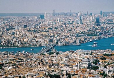 Modern İnsanın Halleri: Şehirleşme, Kimlik ve Yeni Yabancılaşma Biçimleri – Arzu YAVUZ